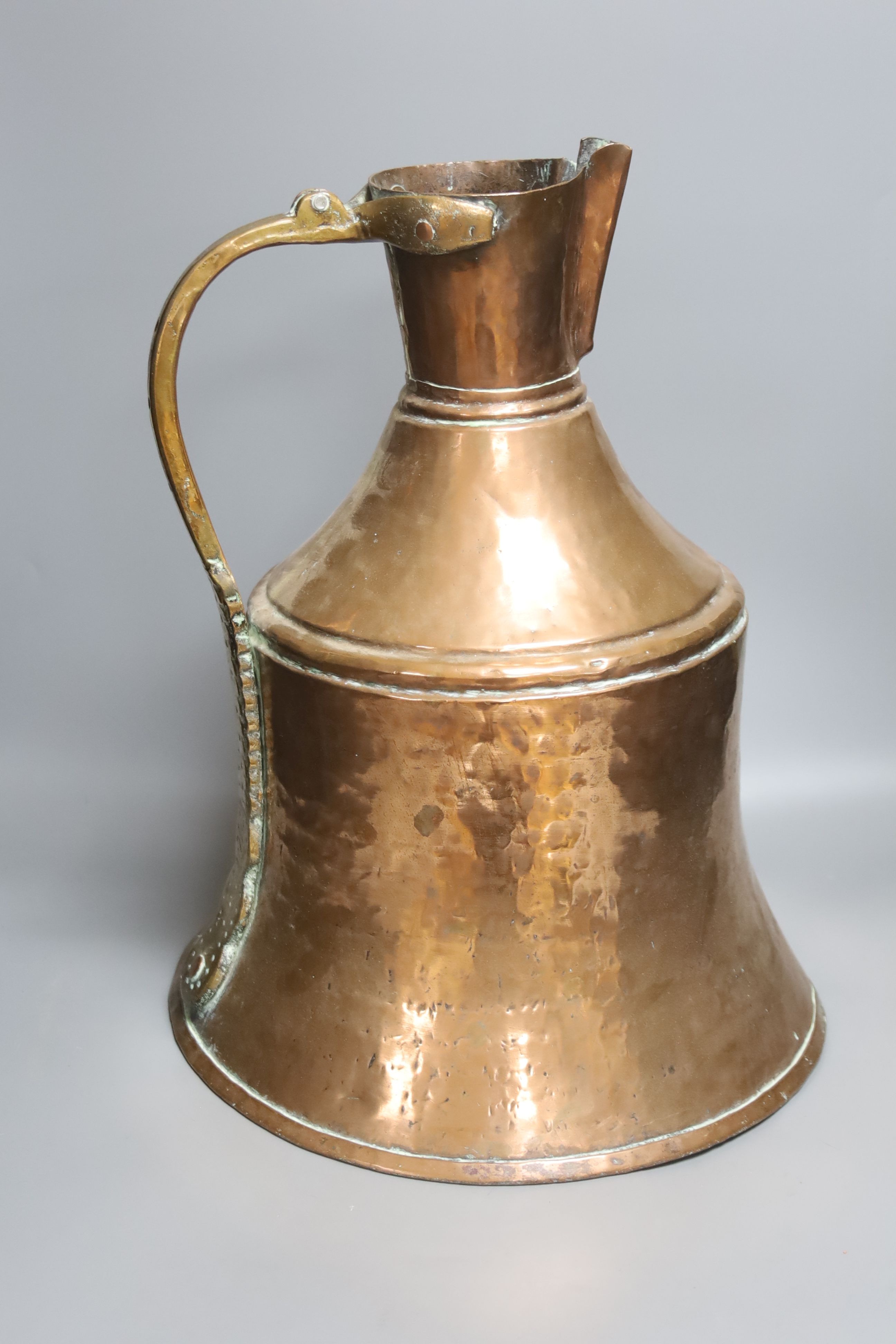 Mixed metalwares to include a large copper jug and saucepans, tallest 45cm